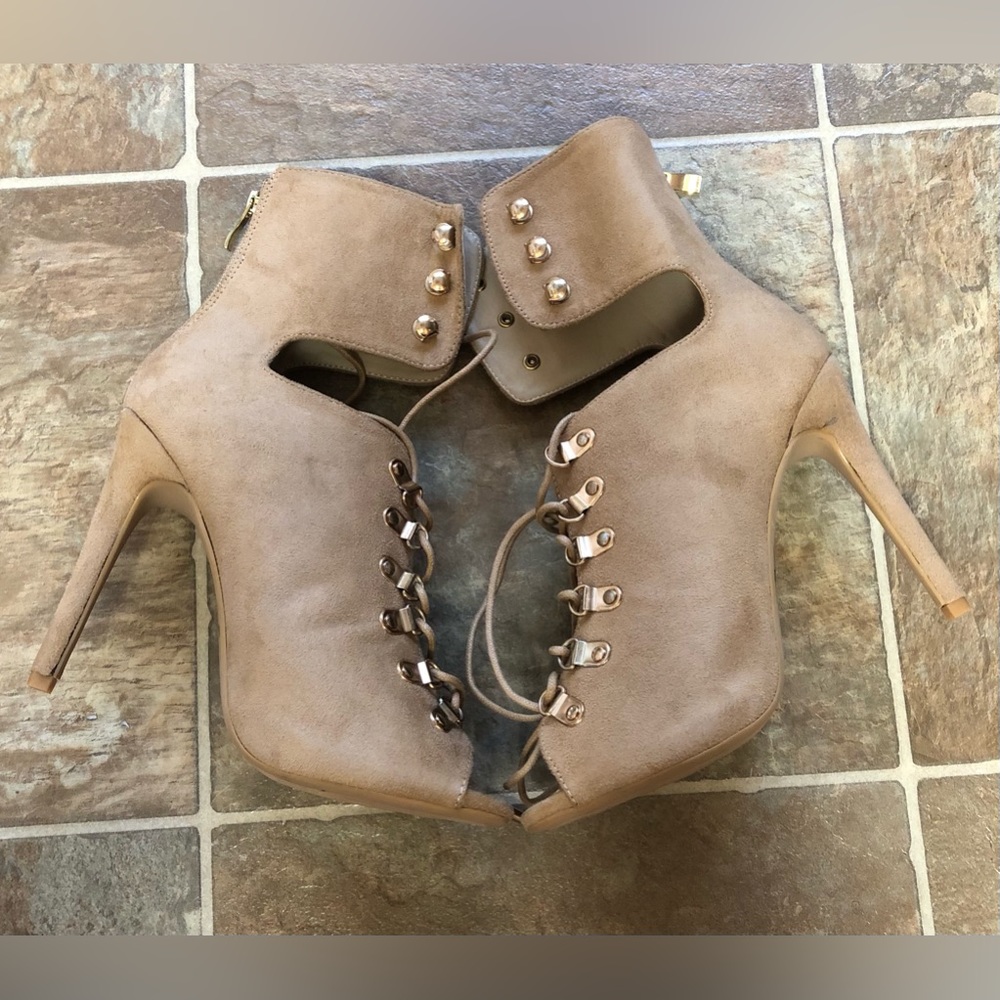 M & L HIGH HEEL FAUX SUEDE BOOTIES SIZE: 8.5